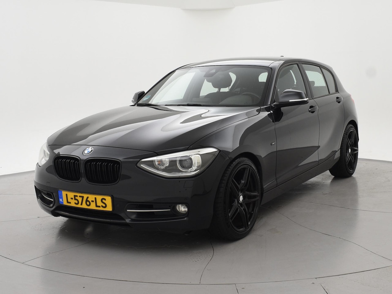 BMW 1-serie - 118i 5-DEURS 170 PK AUT. SPORT VERBRUIKT OLIE 18 INCH | STOELVERW. | SPORTSTOELEN | NAVIGA - AutoWereld.nl