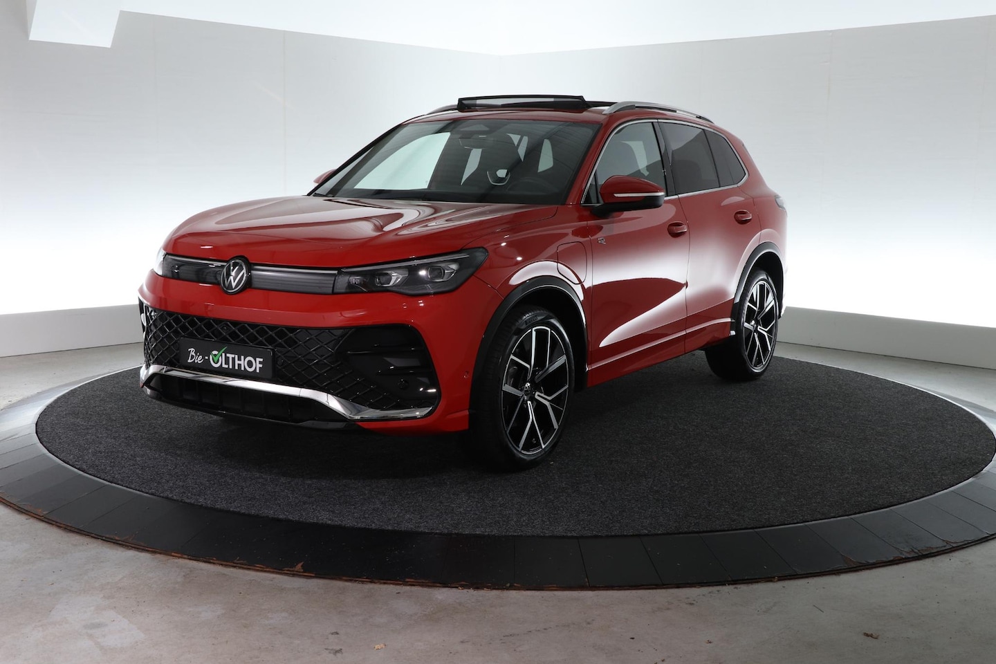 Volkswagen Tiguan - 1.5 eHybrid R-Line Edition | ALL-IN PRIJS | SCHUIF-KANTEL | CARPLAY | - AutoWereld.nl