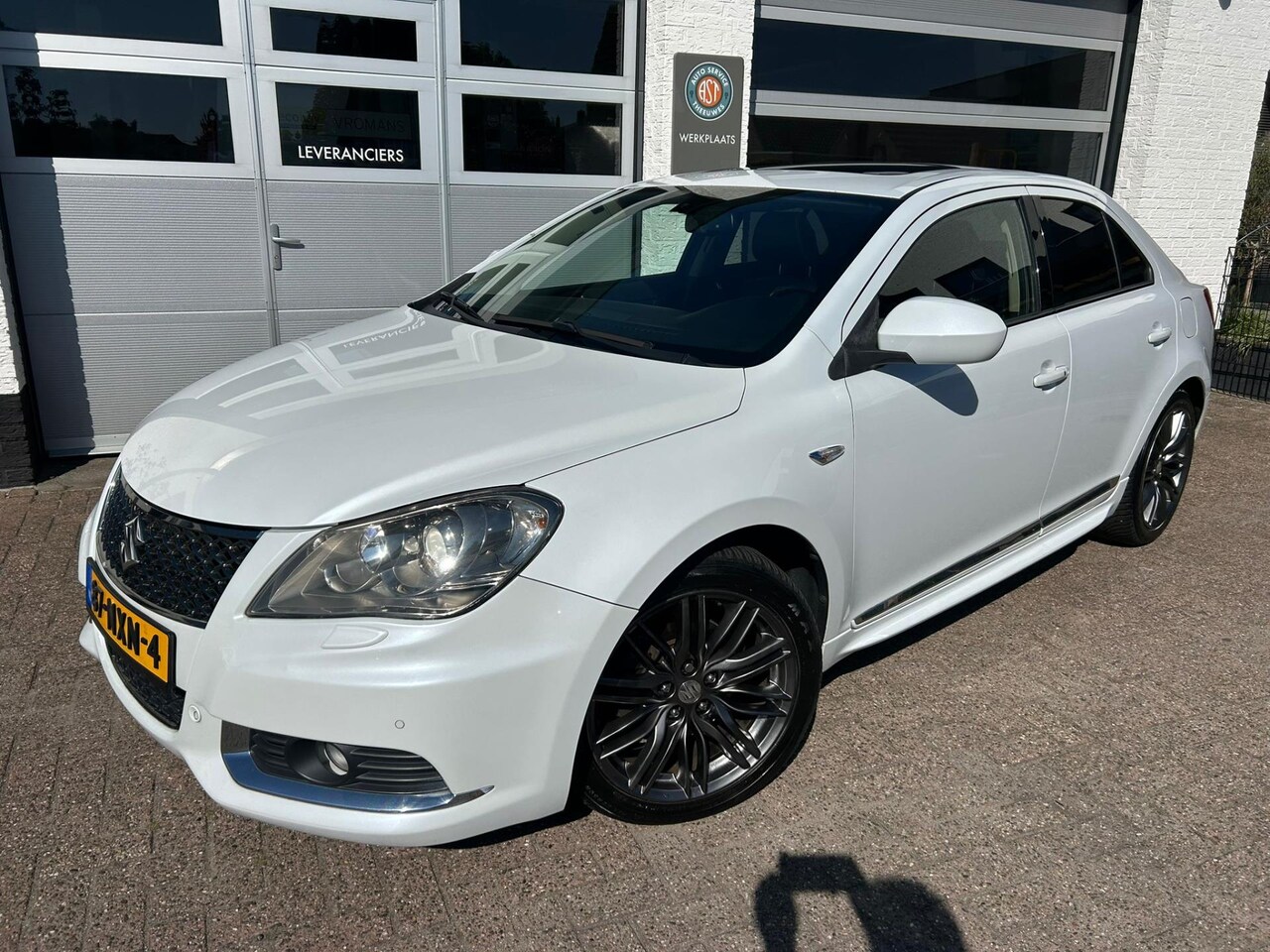 Suzuki Kizashi - 2.4 Sport AUTOMAAT|DAK|LEER|NAP|TREKHAAK|XENON - AutoWereld.nl