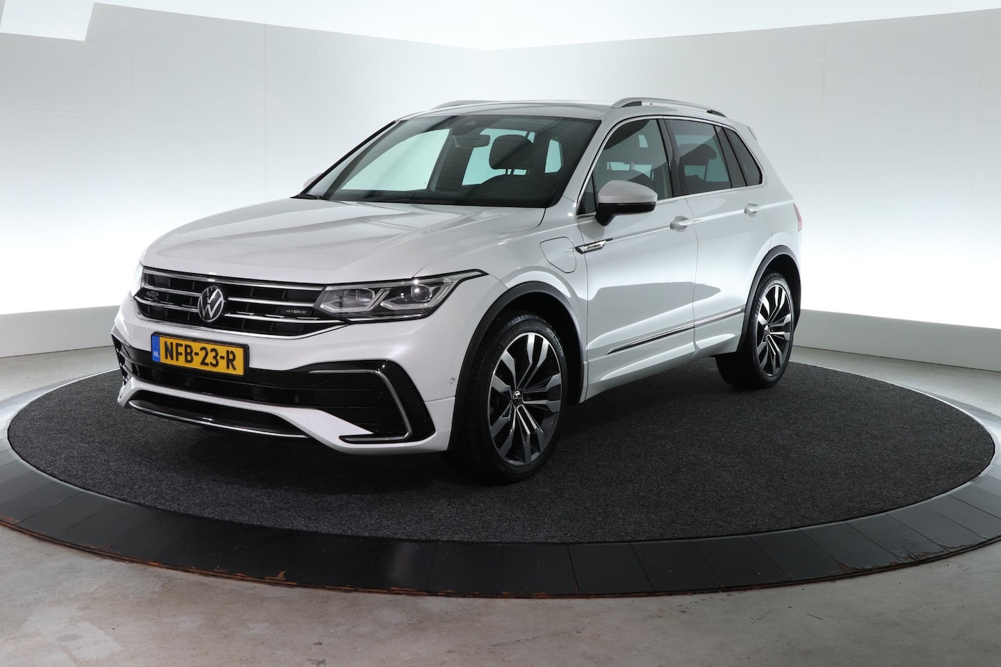 Volkswagen Tiguan - 1.4 TSI eHybrid R-Line Business+ | ALL-IN PRIJS | TREKHAAK | CARPLAY | - AutoWereld.nl