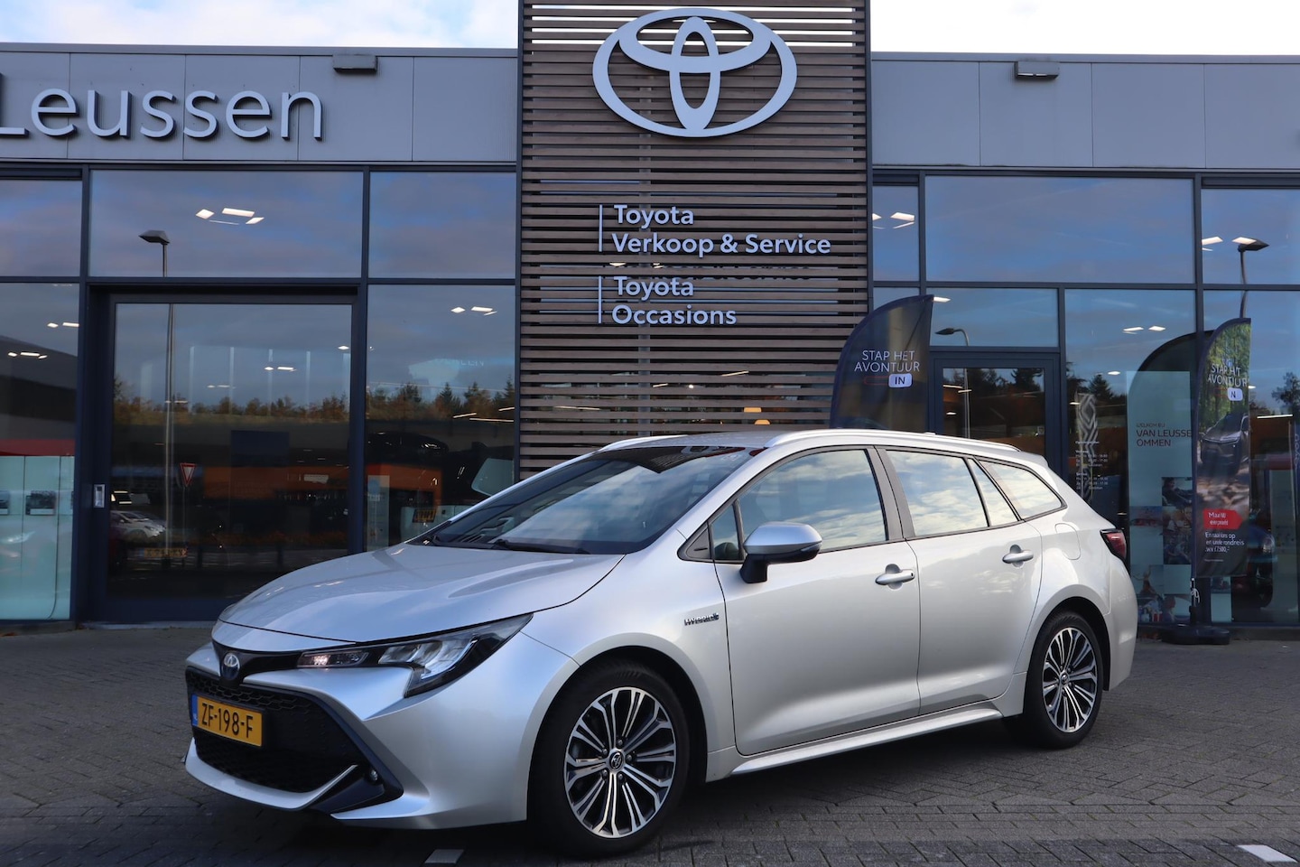 Toyota Corolla Touring Sports - 1.8 HYBRID FIRST EDITION TREKHAAK NAVI ALL-SEASON 17"LM-VELGEN APPLE CARPLAY/ANDROID AUTO - AutoWereld.nl