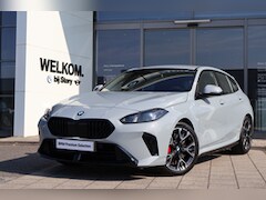 BMW 1-serie - 120 Automaat / Achteruitrijcamera / Sportstoelen / M Adaptief onderstel / Adaptieve LED /